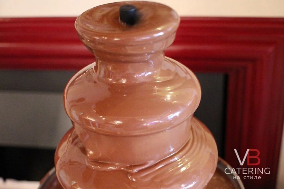 Фотография льющегося шоколада в фонтане