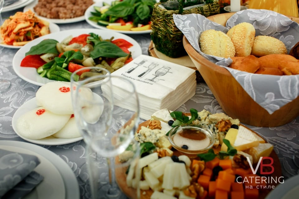 Фотография праздничного стола накрытого готовой едой с доставкой