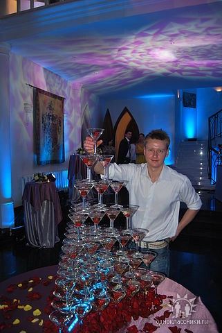 Пирамида из бокалов шампанского Москва
