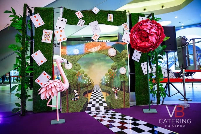Фотография оформления мероприятия в стиле Alice Adventures in Wonderland для ТЦ Метрополис