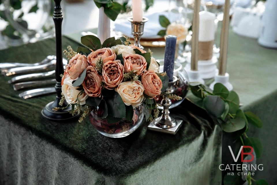 Фотография свадебного декора - цветы и свечи