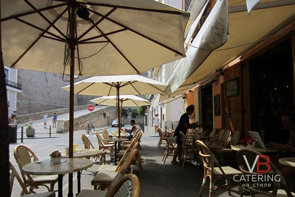 Фотография уличного кафе под зонтами
