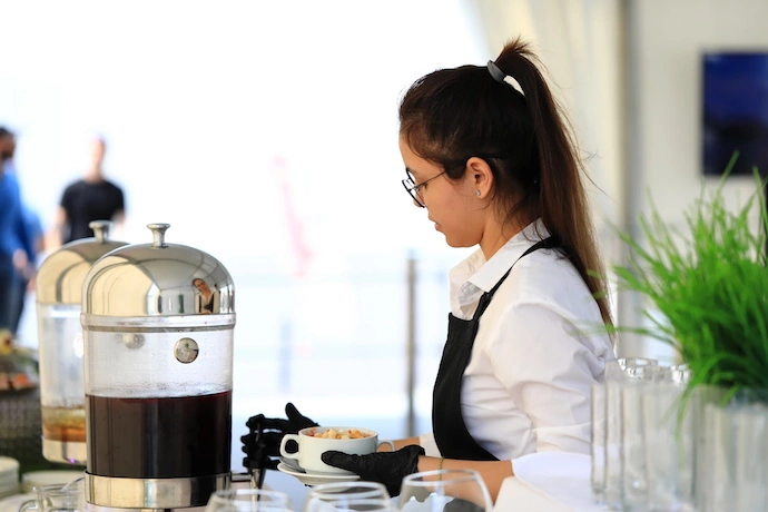 Фотография официантки обслуживающей кофе-брейк