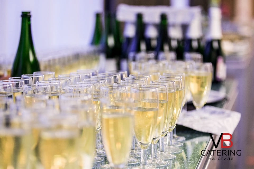 Фотография бокалов шампанского на фуршете в офисе на 8 марта