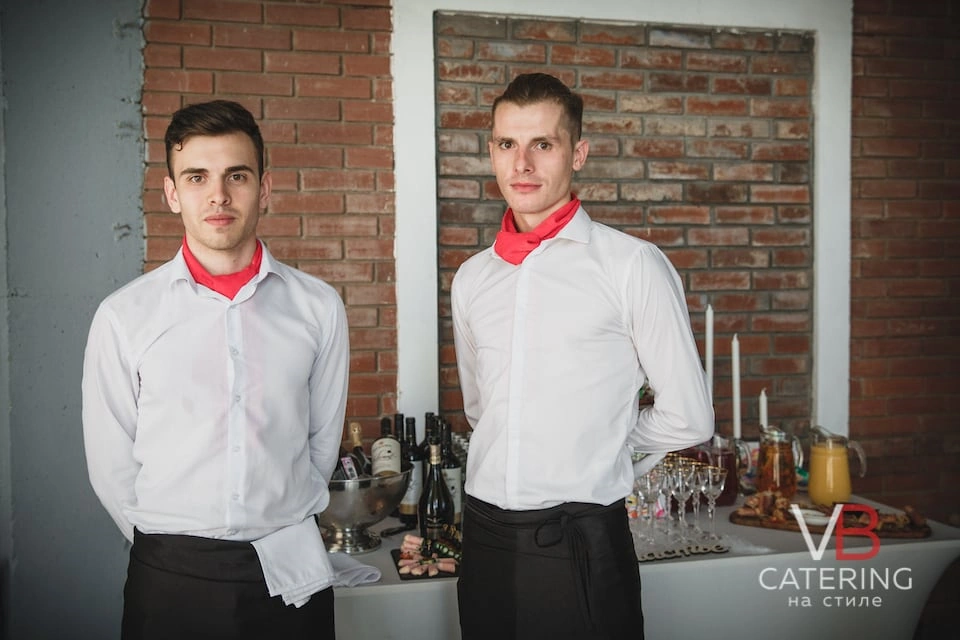 Фотография официантов кейтеринговой компании для обслуживания коктейль мероприятия с разносом закусок