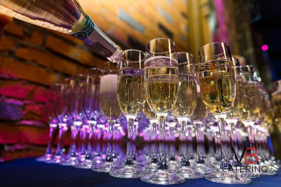 Фотография бокалов шампанского для новогоднего банкета