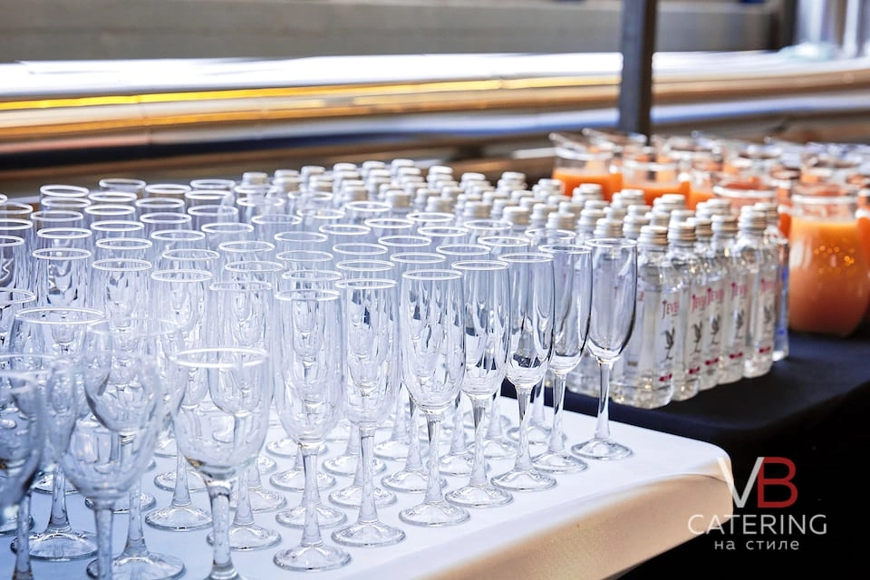 Фотография бокалов и напитков подготовленных для корпоративного мероприятия