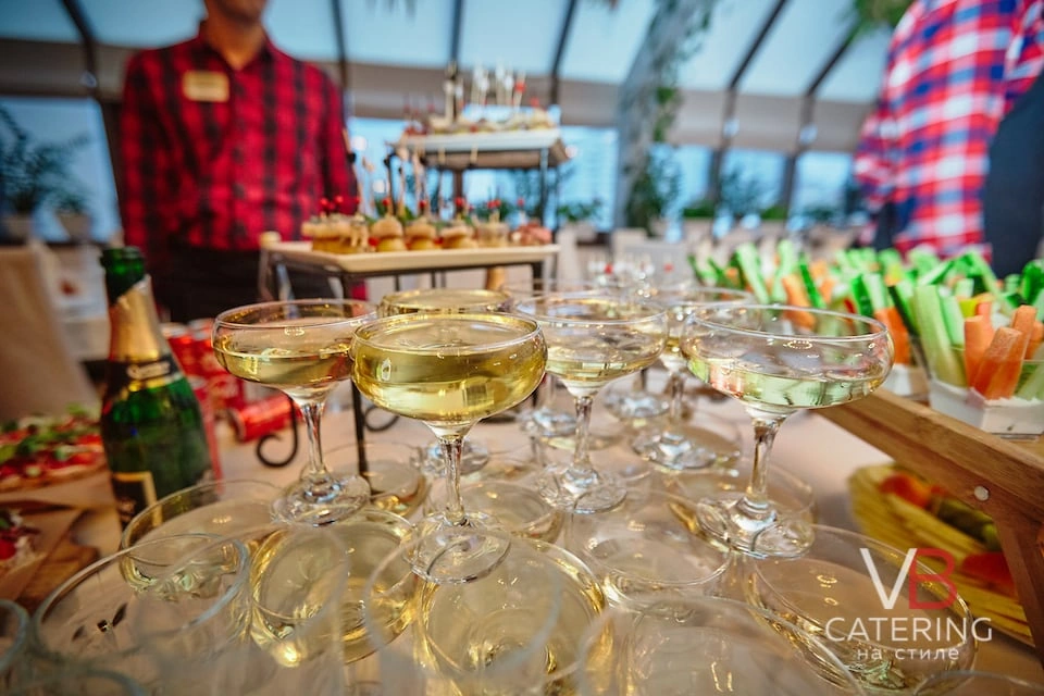 Фотография бокалов с шампанским на корпоративном мероприятии