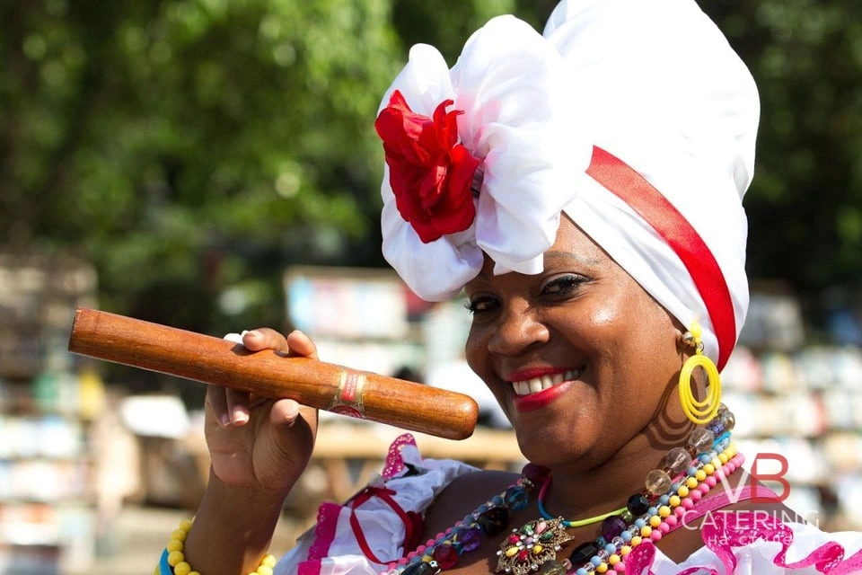 Фотография кубинской женщины с сигарой