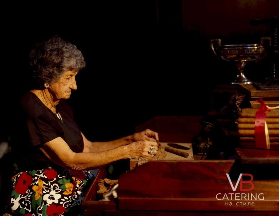 Фотография пожилой женщины торседора в процессе изготовления сигар