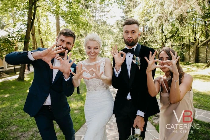 Фотография улыбающихся гостей на свадьбе