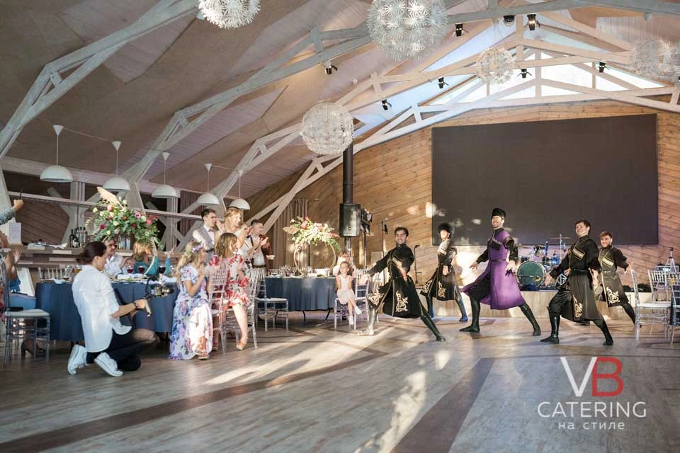 Фотография танцевального шоу на свадьбе