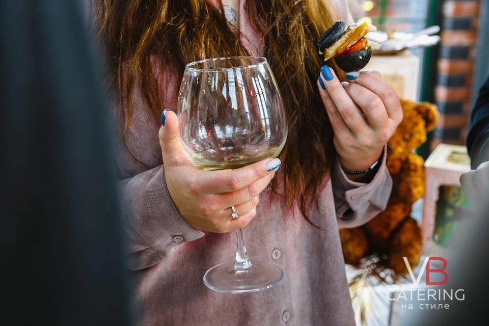 Фотография женщины с бокалом вина на дегустации с сомелье