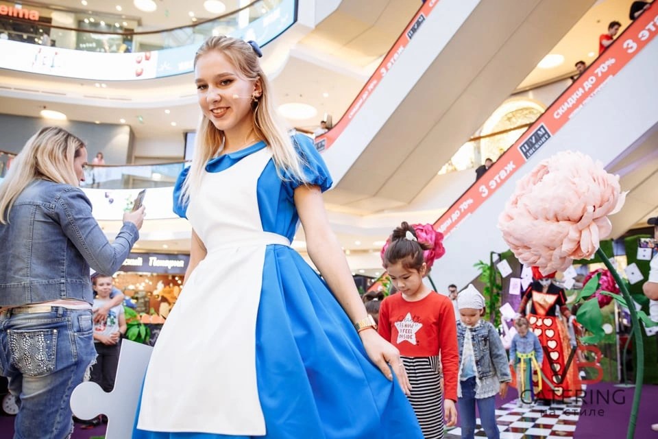 Фотография девушки в костюме Алисы ведущей на детском мероприятии