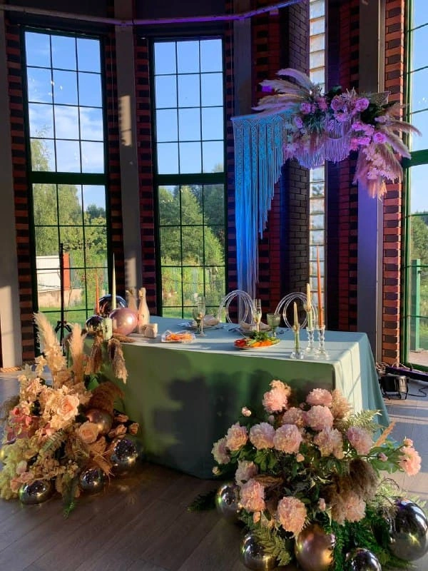 Фотография стилизации банкетного стола на свадьбу